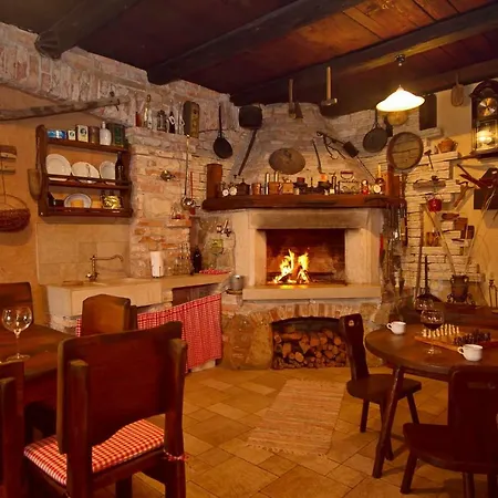 Luxury Lovric Heated Pool, Jacuzzi, Sauna, Private Tavern, 8 Person *