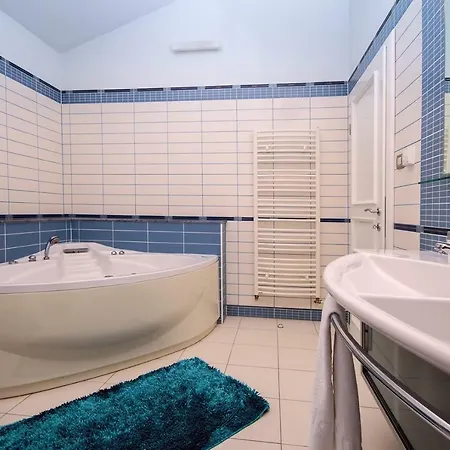 Luxury Lovric Heated Pool, Jacuzzi, Sauna, Private Tavern, 8 Person *
