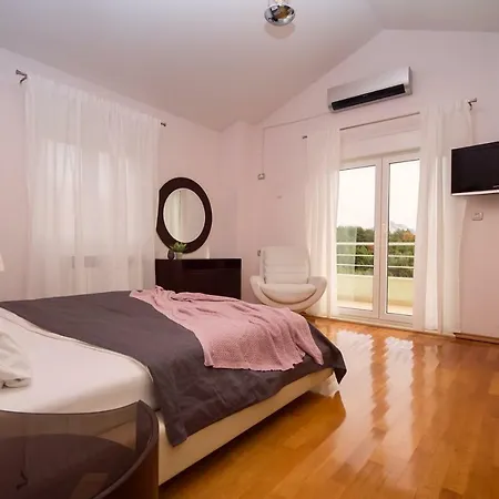 Villa Luxury Lovric Heated Pool, Jacuzzi, Sauna, Private Tavern, 8 Person