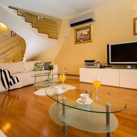 Luxury Lovric Heated Pool, Jacuzzi, Sauna, Private Tavern, 8 Person Villa Tugare