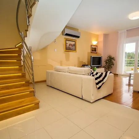 Luxury Lovric Heated Pool, Jacuzzi, Sauna, Private Tavern, 8 Person