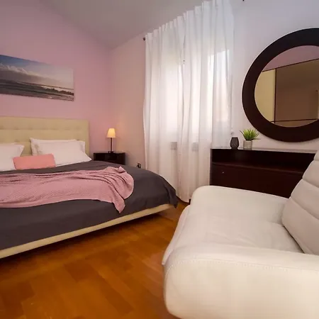 Luxury Lovric Heated Pool, Jacuzzi, Sauna, Private Tavern, 8 Person *