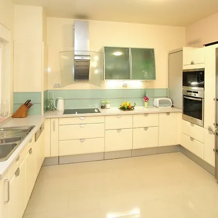 Luxury Lovric Heated Pool, Jacuzzi, Sauna, Private Tavern, 8 Person Vila Tugare